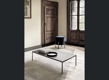 Tavolino Diagonal con piano in cristallo e base in acciaio laccato di Bontempi