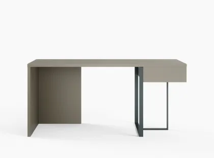 Scrittoio free standing Desk in laccato opaco con gambe in metallo di Novamobili