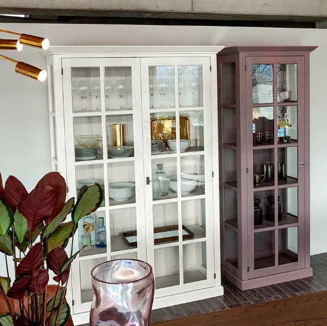 Mobile Contenitore English in legno massello di Rovere laccato con ante in vetro di Devina Nais