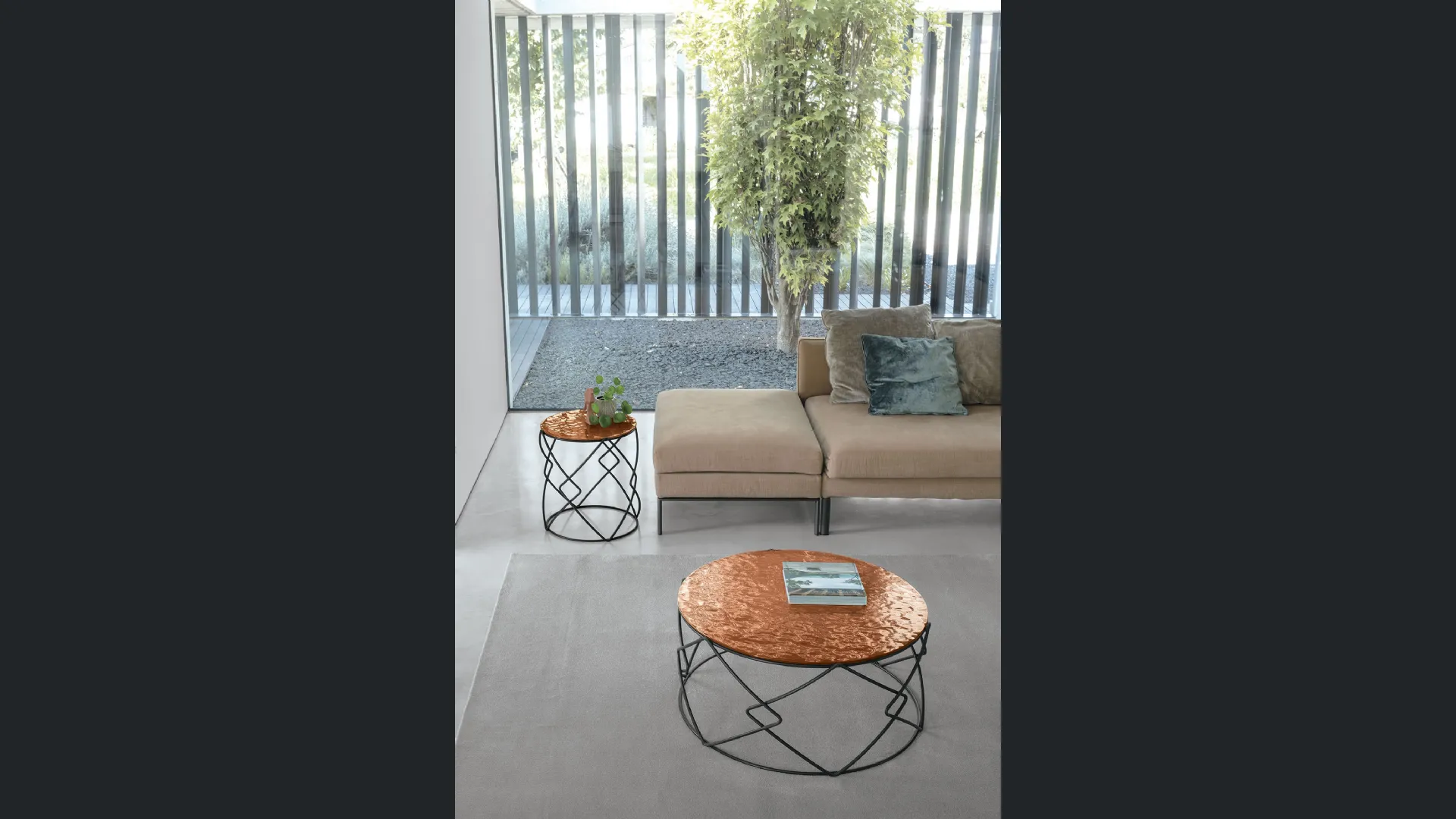 Tavolino rotondo Drum con top in vetro ondulato e base in metallo verniciato di Target Point