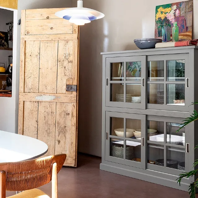 Dispensa Vetrina English in Rovere massello laccato con ante in vetro di Devina Nais
