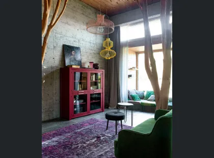 Dispensa Vetrina Holand in Rovere massello laccato con ante in vetro di Devina Nais