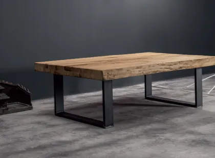 Tavolino Master in legno massello di Rovere con gambe in ferro di Devina Nais