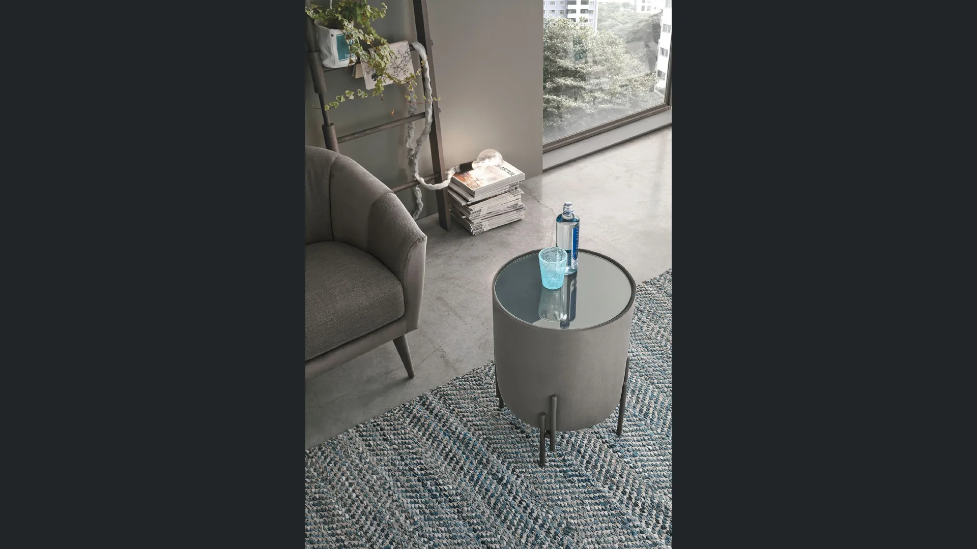 Tavolino Pouf Planos con top in vetro e struttura rivestita in microfibra effetto velluto di Target Point
