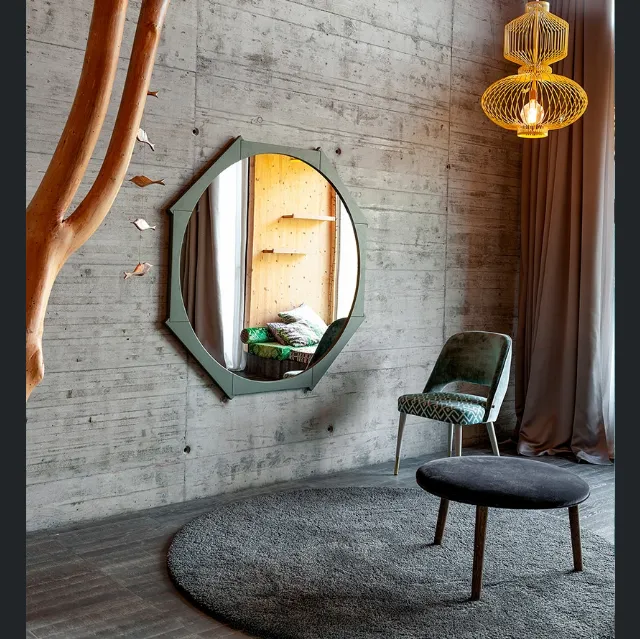 Specchio Colibri con cornice in legno di Rovere di Devina Nais