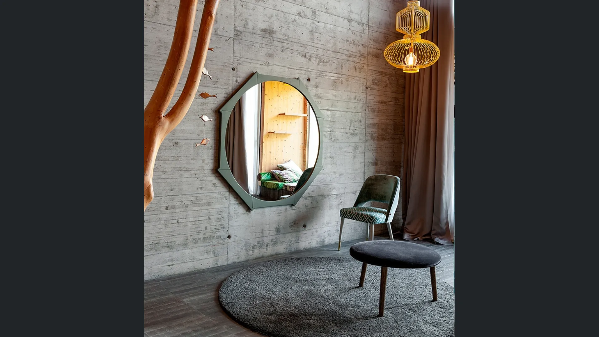 Specchio Colibri con cornice in legno di Rovere di Devina Nais