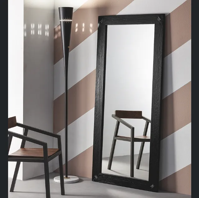 Specchio Elephant con cornice in legno massello di Rovere laccato Nero di Devina Nais