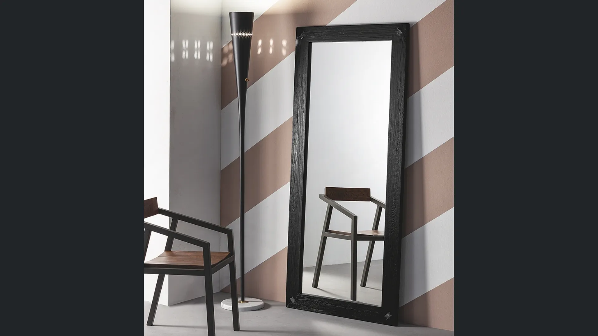 Specchio Elephant con cornice in legno massello di Rovere laccato Nero di Devina Nais