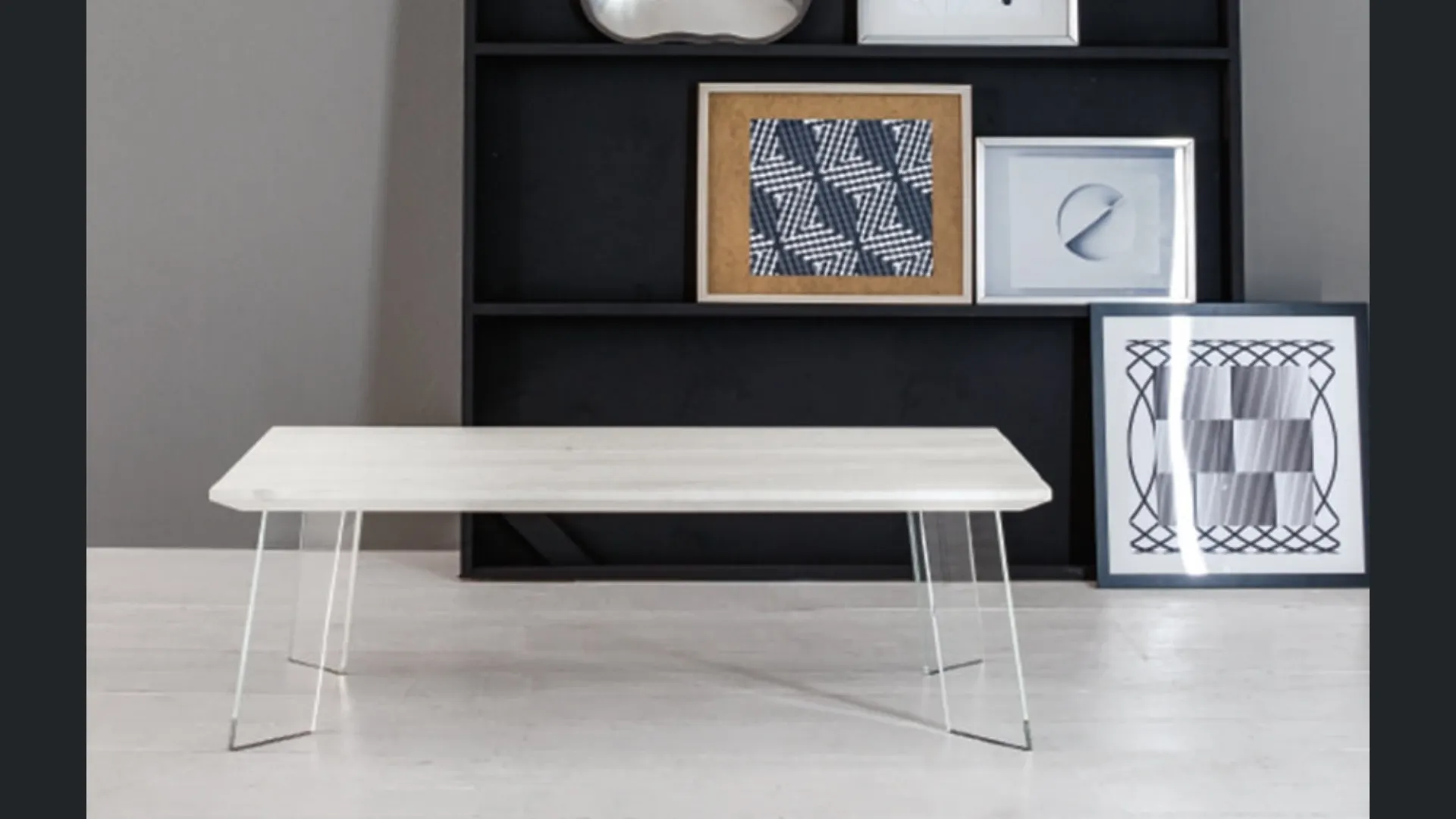 Tavolino Swing con top in Rovere massello e gambe in vetro trasparente di Devina Nais
