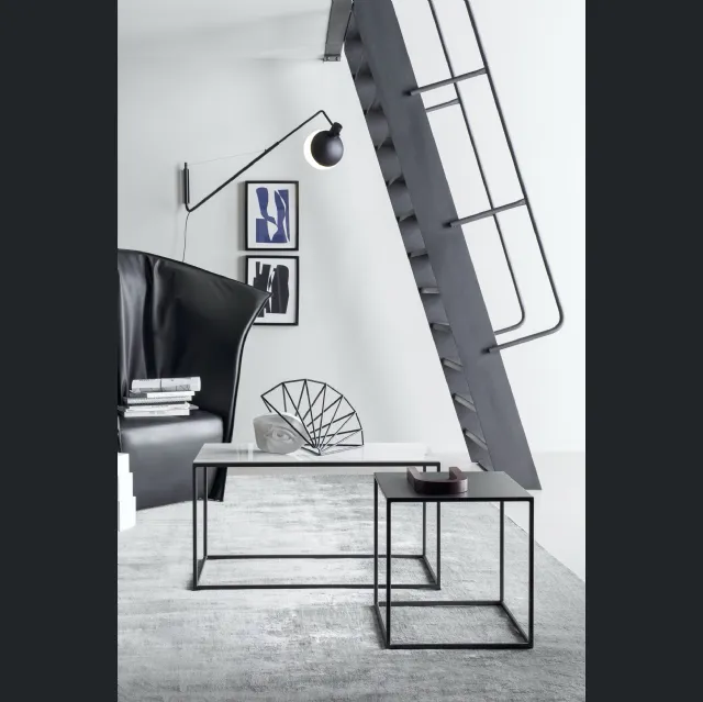 Tavolino Team con base in metallo e top disponibile in varie finiture di Novamobili