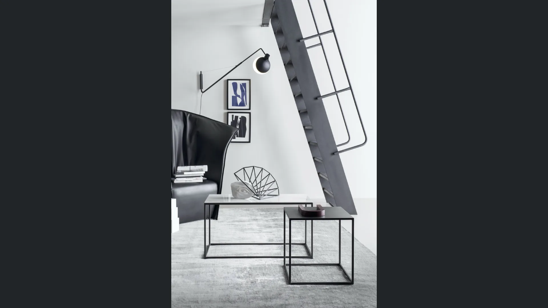 Tavolino Team con base in metallo e top disponibile in varie finiture di Novamobili