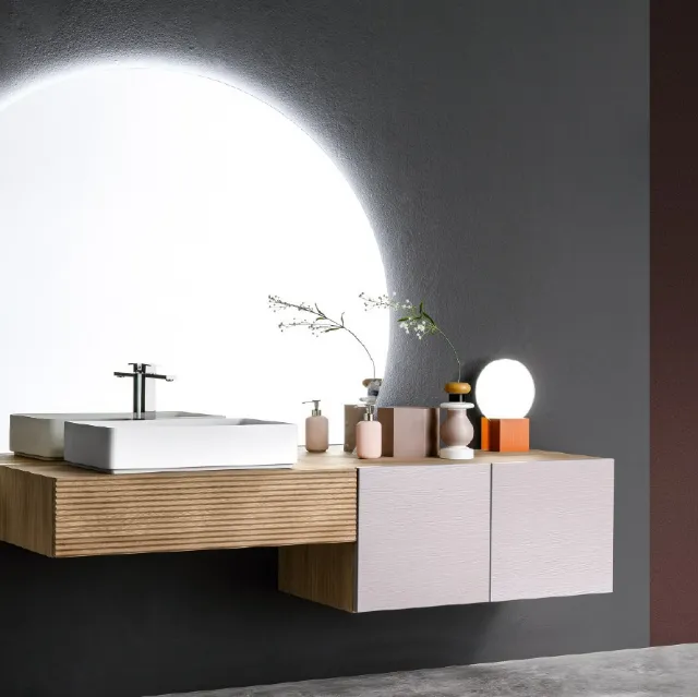 Mobile da Bagno sospeso Composizione B06 in legno di Rovere massello naturale e laccato di Devina Nais