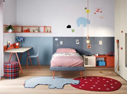 Cameretta con armadio a muro e scrittoio minimal Kids space 01 di Nidi
