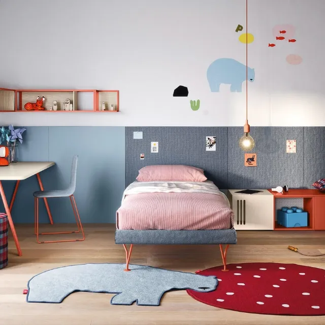 Cameretta con armadio a muro e scrittoio minimal Kids space 01 di Nidi