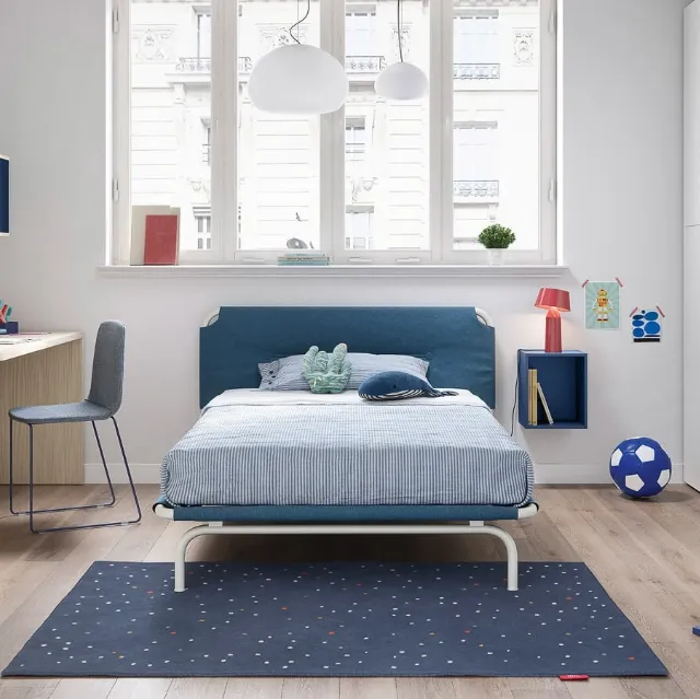 Cameretta componibile con letto ad una piazza e mezza e pensili sospesi Kids space 05 di Nidi