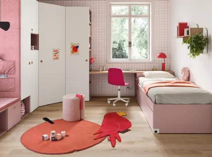 Cameretta con doppio letto, cabina armadio ad angolo e panca divano contenitore Kids space 07 di Nidi