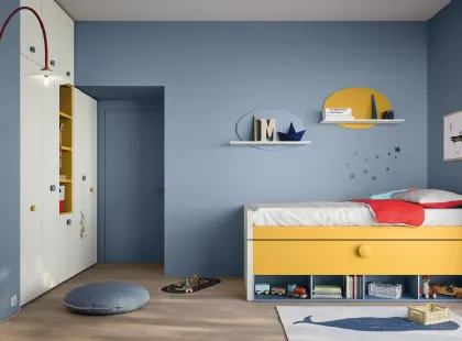 Cameretta con doppio letto, armadio a muro e pensili a parete Kids space 08 di Nidi