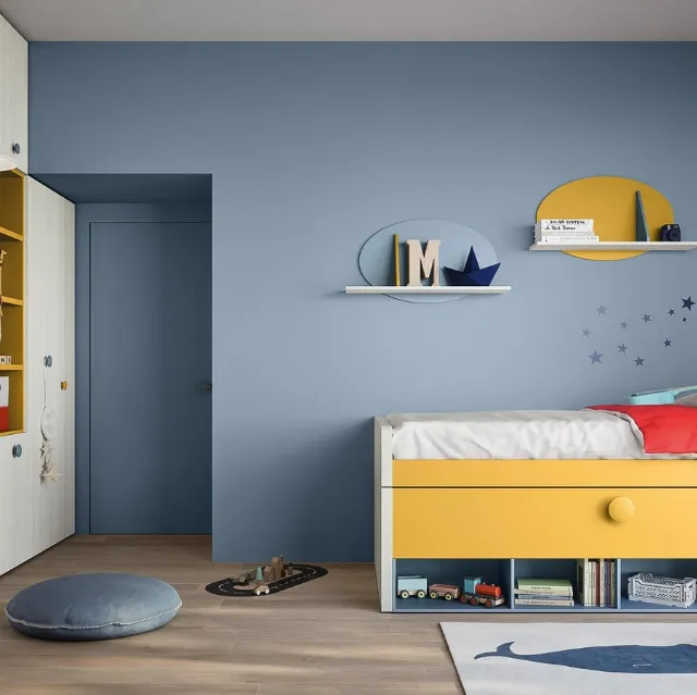 Cameretta con doppio letto, armadio a muro e pensili a parete Kids space 08 di Nidi