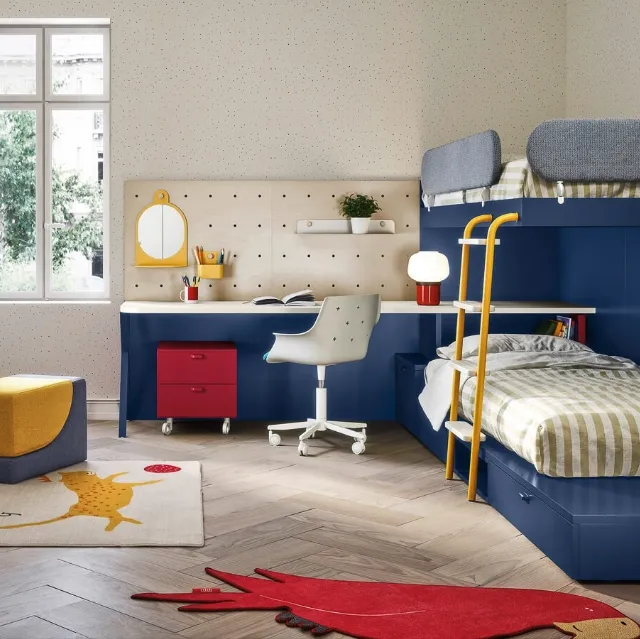 Cameretta sviluppata interamente ad angolo con letto a castello Kids space 09 di Nidi