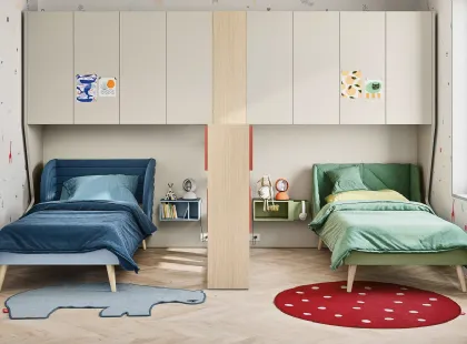 Cameretta con 2 letti su armadiatura a ponte con libreria separè Kids space 22 di Nidi