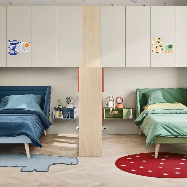 Cameretta con 2 letti su armadiatura a ponte con libreria separè Kids space 22 di Nidi