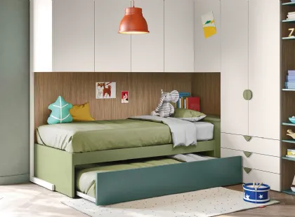 Cameretta a ponte con 2 letti di cui uno incassato, in melaminico verde e chiaro Kids space 27 di Nidi
