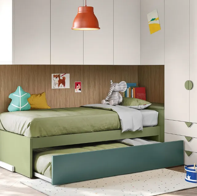 Cameretta a ponte con 2 letti di cui uno incassato, in melaminico verde e chiaro Kids space 27 di Nidi