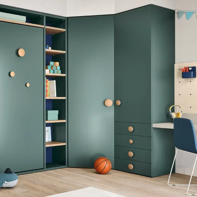 Cameretta in laccato verde pino con letto a ribalta Kids space 28 di Nidi
