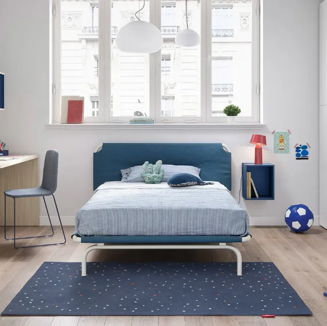 Cameretta con letto ad una piazza e mezza e pensili sospesi Kids space 05 di Nidi