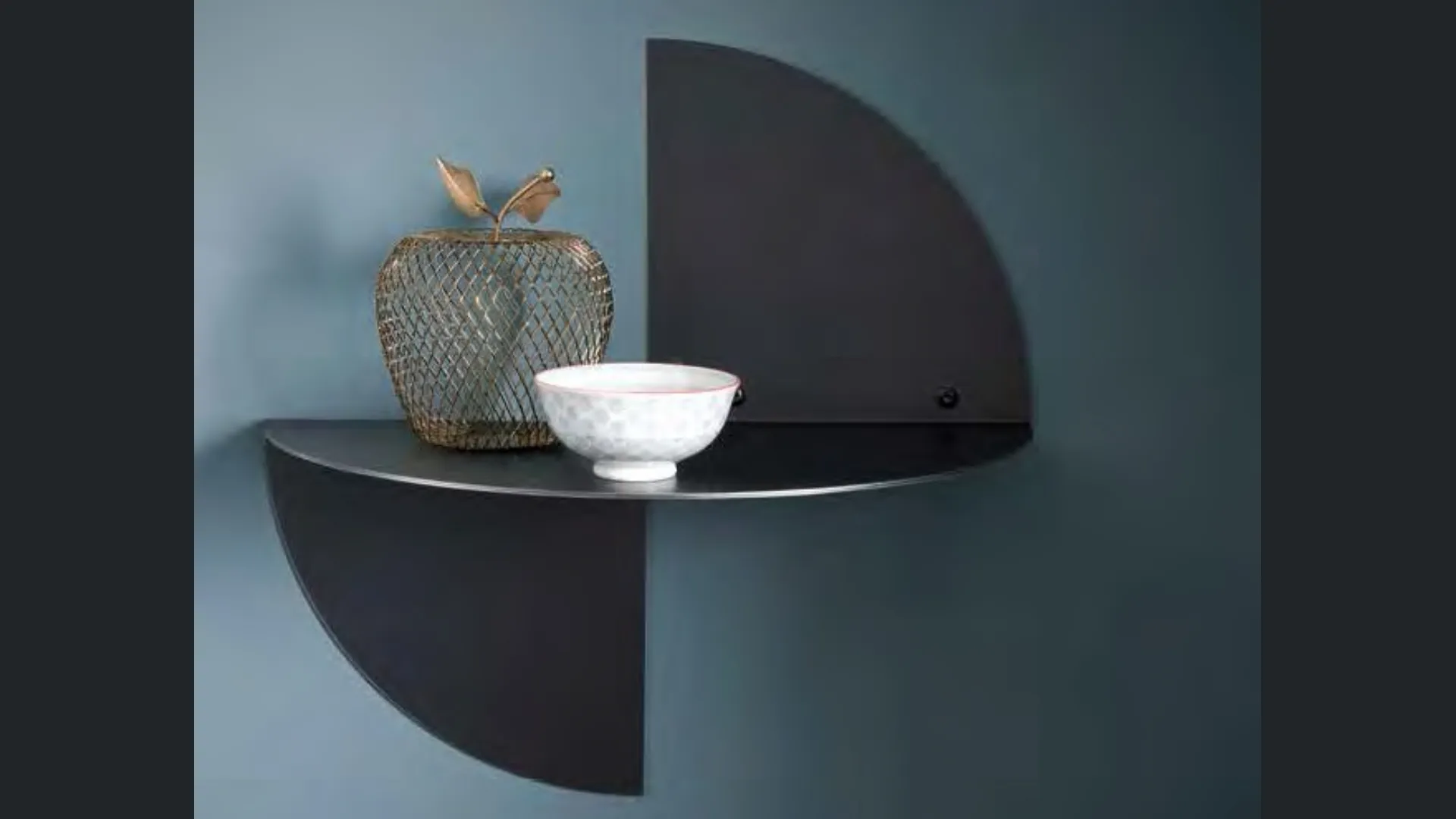 Comodino di design Petalo in ferro di Alta Corte