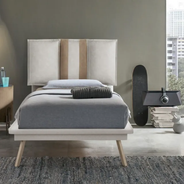Comodino Planos rivestito in tessuto beige con top in vetro Target Point