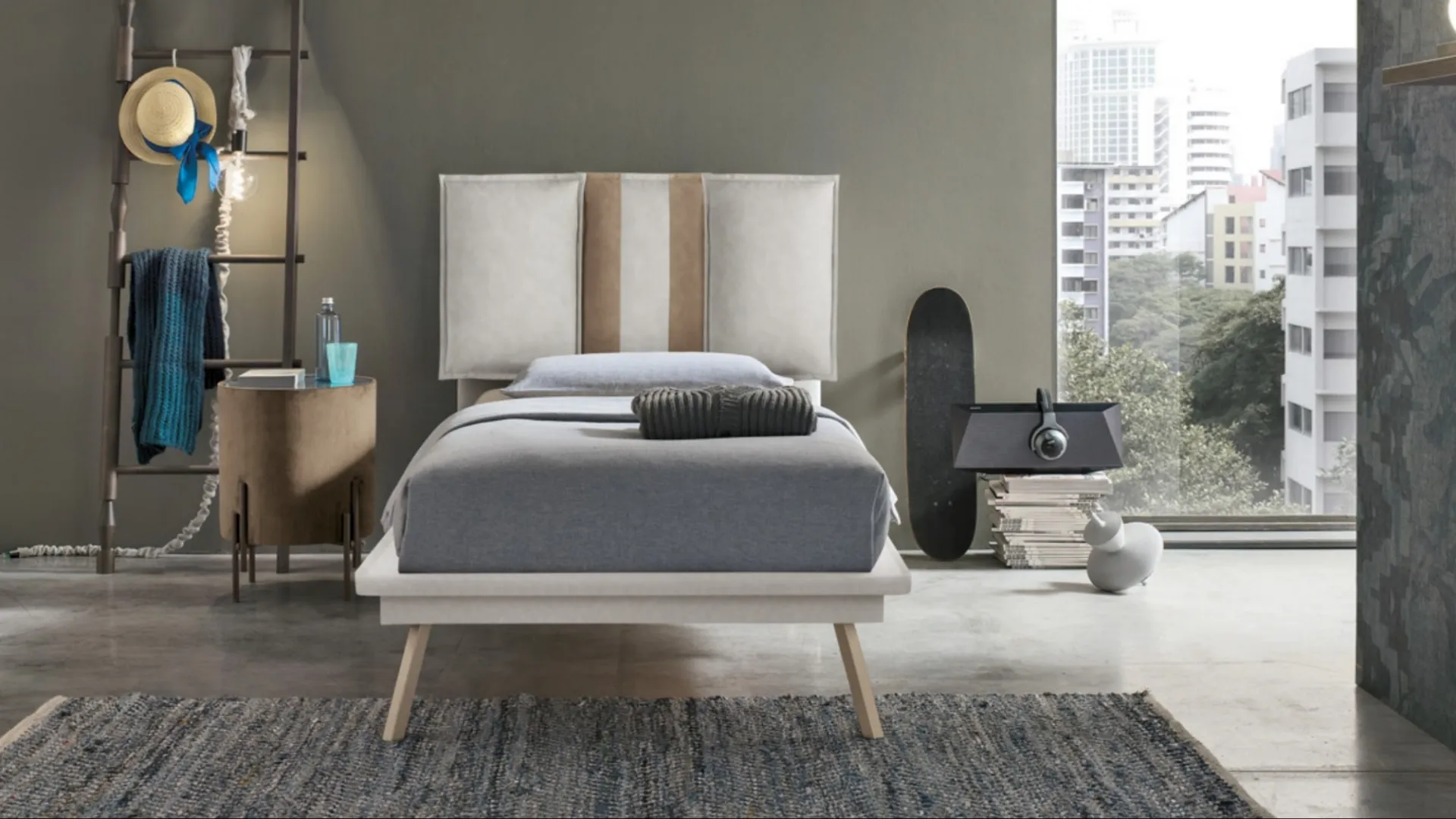 Comodino Planos rivestito in tessuto beige con top in vetro Target Point