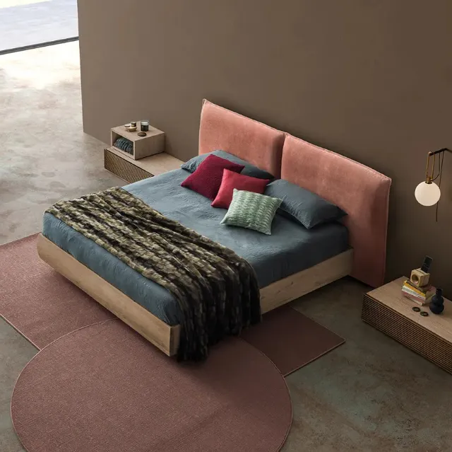 Letto con testiera in tessuto imbottito e box contenitore in Rovere massello Chloè Bold di Devina Nais