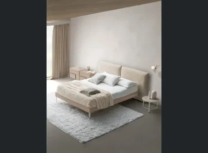 Letto con testiera in tessuto imbottito e giroletto in Rovere Chloè Nordico di Devina Nais