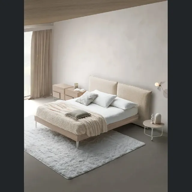 Letto con testiera in tessuto imbottito e giroletto in Rovere Chloè Nordico di Devina Nais