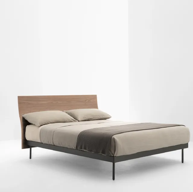 Letto con testiera leggermente curva in essenza easy Noce di Filesse di Caccaro