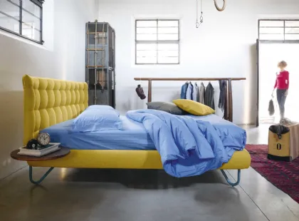 Letto imbottito con testiera capitonnè Hug 05 High di Noctis