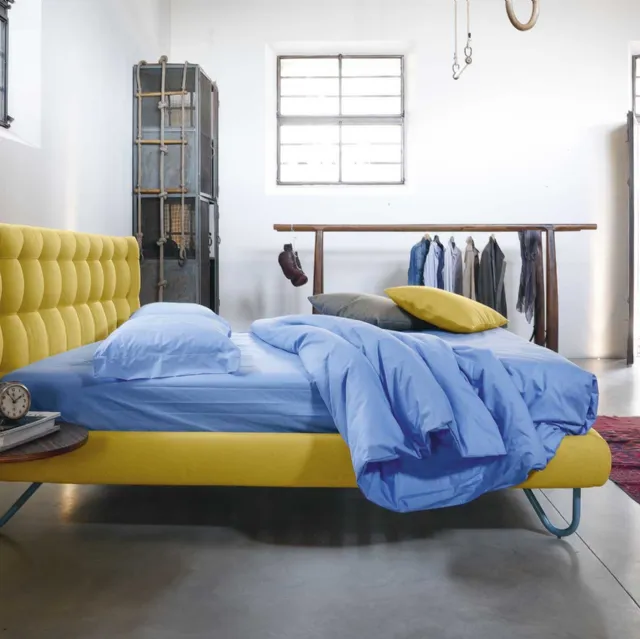 Letto imbottito con testiera capitonnè Hug 05 High di Noctis