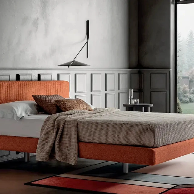 Letto con testiera imbottita Kiss di Rigosalotti