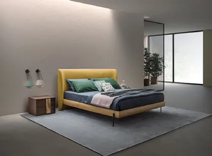 Letto con testiera tondeggiante in tessuto imbottito e giroletto in Rovere massello Leaf Elegance di Devina Nais