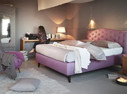 Letto in ecopelle con testiera imbottita Lyle Capitonnè di Noctis