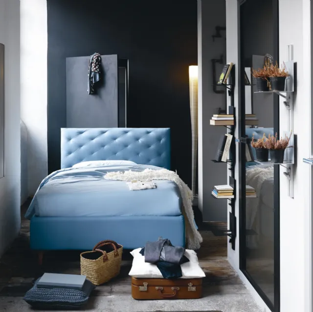 Letto in ecopelle con testiera capitonnè e contenitore So Ever di Noctis