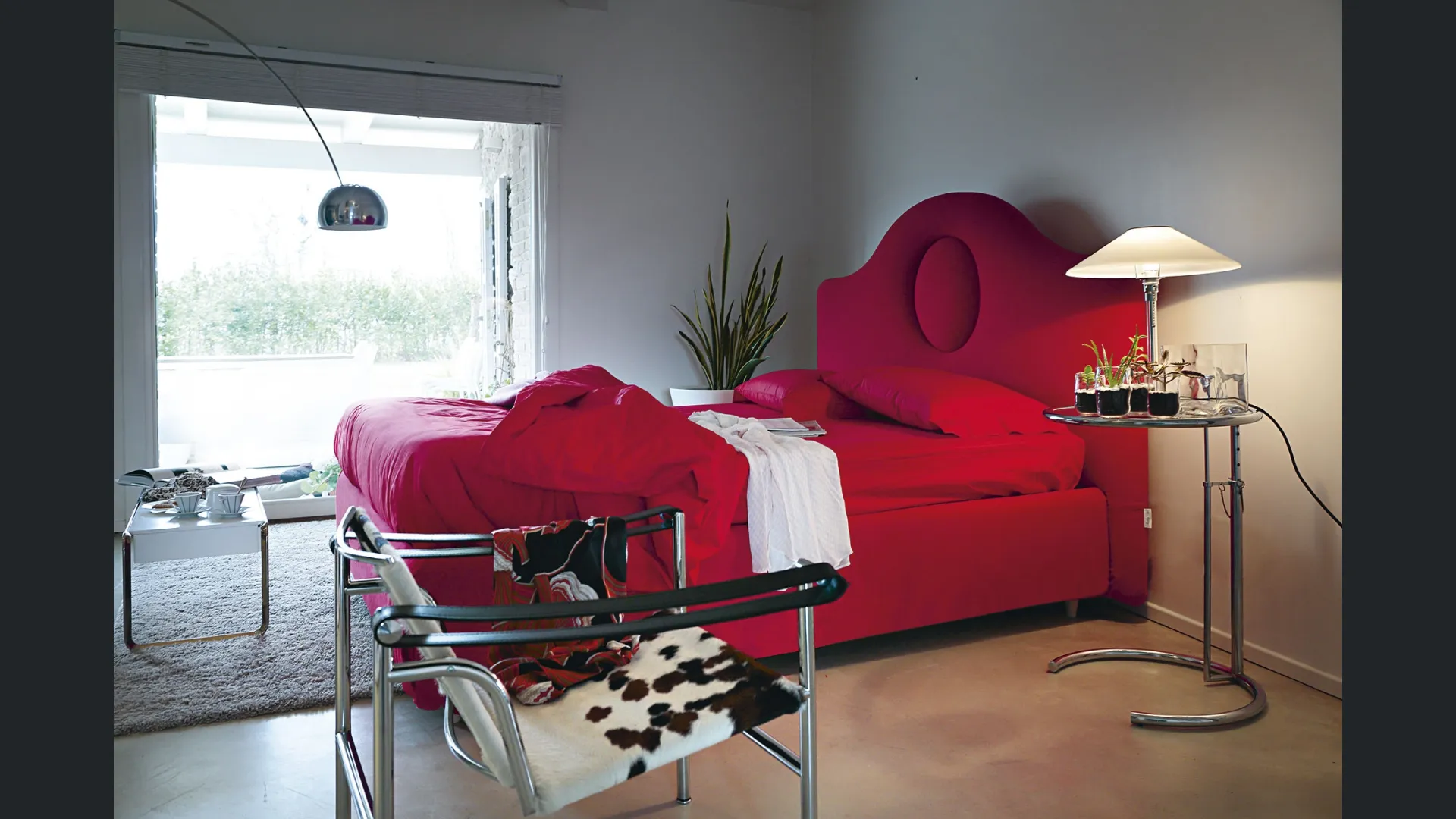 Letto imbottito con testiera sagomata Sophie Modern di Noctis