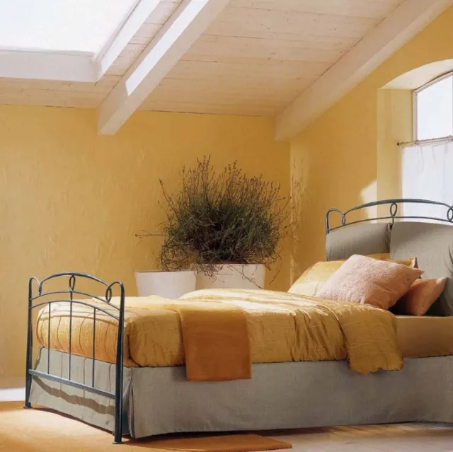 Letto in ferro battuto con testiera rivestita in tessuto imbottito e contenitore Versilia di Bontempi