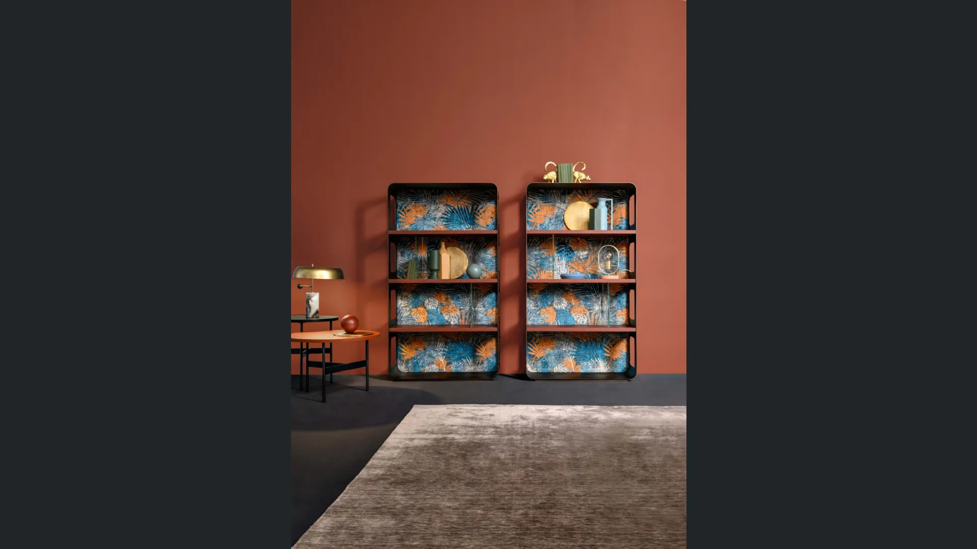 Libreria Academy con struttura in ferro, ripiani in legno e schienale rivestito in tessuto floreale di Devina Nais