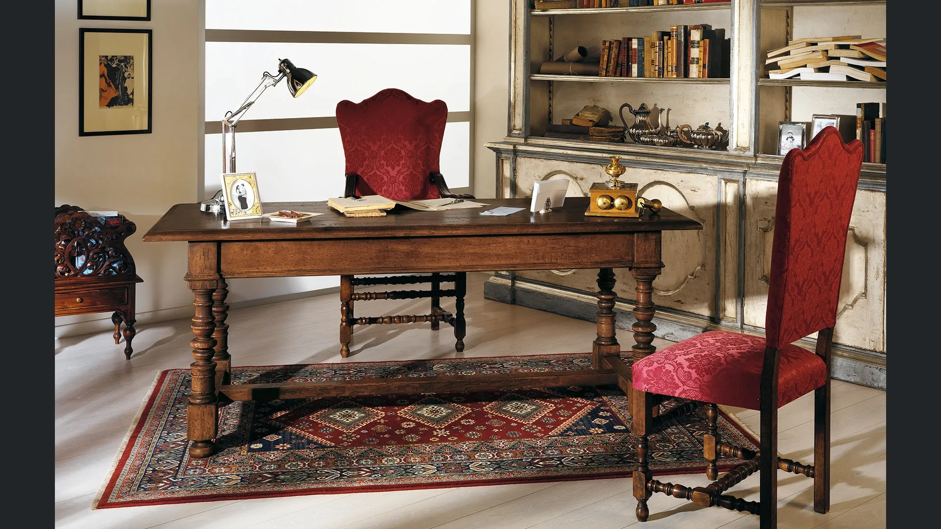 Libreria in legno laccato con finitura anticata con decorazioni e intagli Daylight 01 di Salaiolo