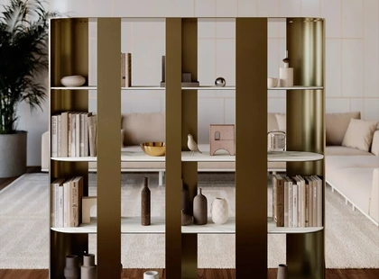 Libreria divisoria Helena in metallo laccato con ripiani in SuperMarmo di Bontempi