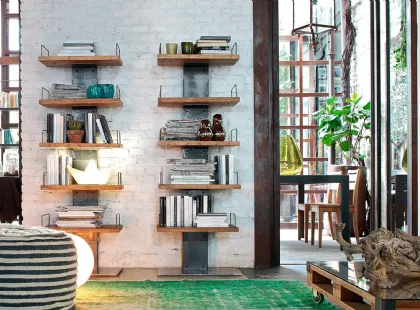 Libreria componibile Infinity con struttura in ferro e ripiani in Rovere massello di Devina Nais