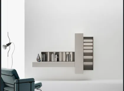 Libreria di design sospesa caratterizzata da moduli orizzontali e verticali aperti e chiusi che si intrecciano di Caccaro