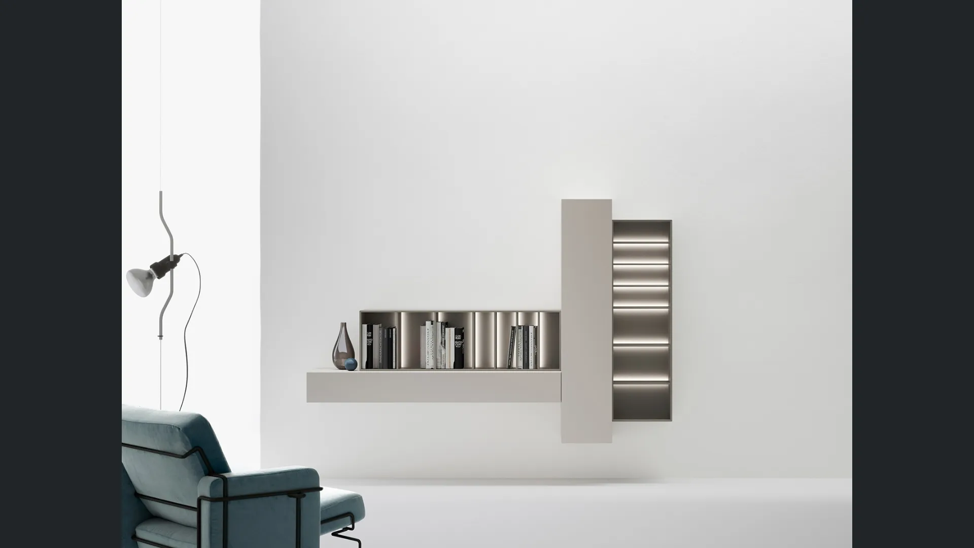 Libreria di design sospesa caratterizzata da moduli orizzontali e verticali aperti e chiusi che si intrecciano di Caccaro